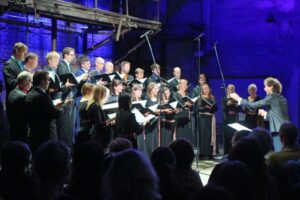 Collegium Musicale oma 6. sünnipäeval dirigent Endrik Üksväravaga. 