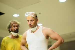 Siwa ja Beat (Meelis Rämmeld  ja Sten Karpov) üritavad puuvilla ja kõlbmatute relvadega äri teha, sest raha on hädasti vaja.  