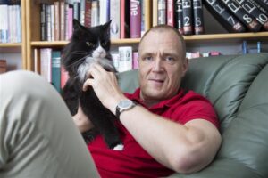 Hardo Pajula üritab konservatismi importida selle loomulikust Angloameerika elukeskkonnast. Kavatsus on intellektuaalne, impordiühikuks on aga klišeedeks nämmutatud aforismid, mis on kaotanud igasuguse sideme elusa poliitilise mõtte traditsiooniga. 