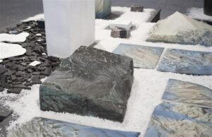 Helle Videvik oli suutnud Vabaduse galerii näitusel varasemad ja uuemad tööd ühe vankri ette rakendada  ja välja tuli üks viimase aja terviklikum keraamikaväljapanek. 