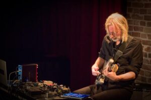 Norra kitarrist Eivind Aarset väänas kitarrist saadud impulsse läbi arvuti imelisteks võngeteks.