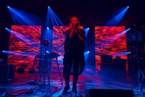 I Wear* Experiment sai äsja EASilt 50 000 eurot toetust, et sõita koos tugimeeskonnaga välismaistele esinemistele ja korraldada sellega seoses turundustegevusi. Millegipärast tekitas EASi otsus just paljudes teistes muusikutes pahameeletormi. 