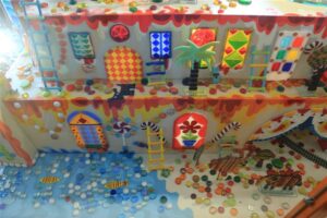 See toitaine, mida keegi ei vajanud, kuid mida kõik ihaldasid, on kujundanud tänapäeva maailma. Pildil klaaskommimaailm. 