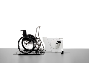 Fleximoover on tootedisaini auhinna Bruno äramärgitud töö elu muutva disaini kategoorias. Fleiximoover on intelligentne taastusraviseade, mis on mõeldud liikumispuudega inimeste lihaskonna ja vereringe toonuse hoidmiseks. Seadme õhukese korpuse tõttu sobib see ka väikestele lastele. Unikaalne jalgadevaheline kiil tagab jalgade õige ja ohutu liikumise. Intelligentne juhtimissüsteem kontrollib patsiendi jalgade tööd, tunneb ära krambid ja reageerib neile. Seadet saab kasutada nii ratastoolis kui ka spetsiaalses lamamistoolis, mis tagab parima kehaasendi. Autorid Martin Pärn, Aivo Arusaar, Janno Nõu, Kaspar Torn ja Sven Sõrmus disainibüroost Iseasi. Tootja Fleximed.