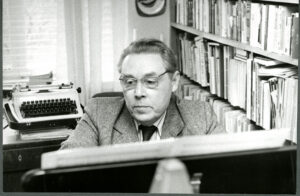 Valter Ojakäär töötoas klaveri taga.