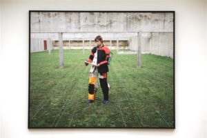 Sophie Calle’i 2011. aastal Tallinna Kunstihoones eksponeeritud installatsiooni „Hoia end. Ole tubli“ kaudu sai uurida kõige erinevamaid tundeid ja nende esinemisvorme eriti teravalt ja kontsentreeritult, mis pole sel kujul ilmselt võimalik ühegi teadusvaldkonna raames. 