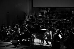 Simon Steen-Anderseni teoses oli solisti ennast paljundatud ning toodud skisofreeniline kaksikolemine reaalaja-videostriimingu abil lavale.