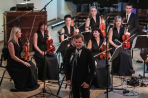 Risto Joost dirigeeris Tallinna Kammerorkestri ees Klaus Simoni seadet Mahleri esimesest sümfooniast, mis tekitas publikus vastakaid arvamusi.