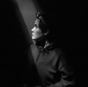 „Väest“ ei leia veljotormislikku ürgset soomeugri jõudu, vaid vaadeldakse konserveeritud eestluse kujundeid. Fotol Maarja Mitt.