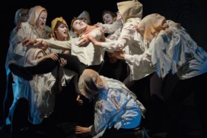 Tartu Üliõpilasteatri lavastusest „Ümberringi võimalik on jumal“ õhkus olemise absurdsust tähenduse kaotanud maailmas. 