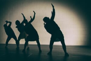 Zuga „meeleKolus“ on erilaadseid väljendusvahendeid (näiteks varjud seintel) kasutatud maitsekalt ning need sulanduvad tervikuks.