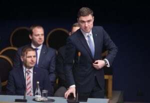 Usaldus institutsioonide vastu saab taastuda vaid siis, kui samaaegselt suudetakse tagada nende konstitutsioonilised põhifunktsioonid, ent ollakse ühtlasi valmis neidsamu institutsioone põhjalikult reformima. 