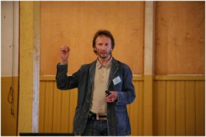 Mario Rosentau vajadusteooria on rõhutatult objektiivne: tõeliselt vajab inimene ainult seda, ilma milleta ta kannataks tõsist kahju. 