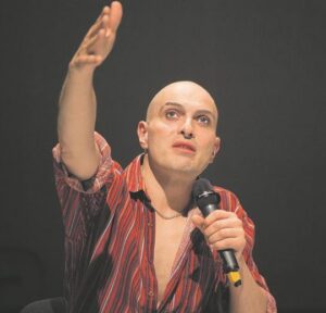 Ivo Dimchev näitas, et etendajal on oma maailma kehtestades midagi kaalul, isegi kui seda väljendatakse nii arrogantselt ja näilise hoolimatusega. 