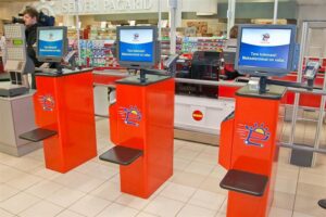 Selveri iseteeninduskassad on ainus teenus kõigi omataoliste seas, millega kaob vajadus ühtesid ja samu kaupu kolm korda ümber tõsta. Ratastoolis liiklejale on aga nende ekraan ja nupud liiga kõrgel. Vanurite, laste, lühemate inimeste ja veel mitme kasutajagrupi täielikult iseseisva poeskäigu tagamiseks tuleb ümber kujundada terve kauplus, mitte ainult kassad.