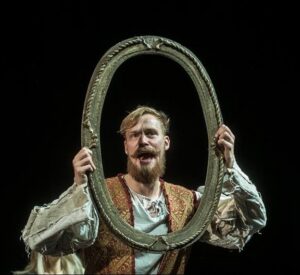 Karl Robert Saaremäe Thijl ei ole narr mitte ainult sisemisest kutsumusest, vaid tunnetab selgelt ka selle rolli sotsiaalset väärtust ning hädavajadust sõja ja halastamatute repressioonide tingimustes. 