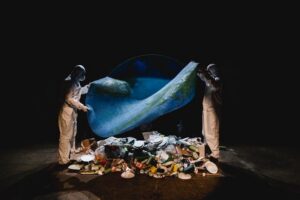 Prügi hõlmab „Prügi“ lavakujunduses mitte pelgalt olulist, vaid lausa ainuvõimalikku, partnerlussuhte rolli.   