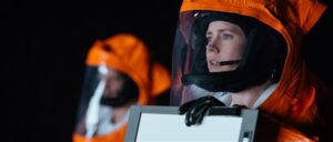 Louise Banksist (Amy Adams) ei saa filmi vältel kangelast, vaid ta jääbki tagasihoidlikuks lingvistiks.