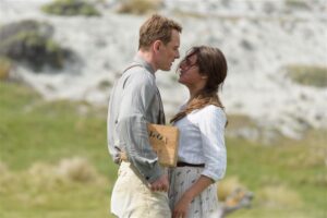 „Valgus ookeanide vahel“ on justkui kaasaegne näide kümnenditetagusest maternal melodrama žanrist. Pildil Michael Fassbender ja Alicia Vikander.