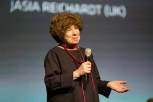 Tänavu tunnustati Golden Nicaga kuraatorit ja kunstiteadlast Jasia Reichardtit, kelle algatusel jõudsid 1960ndate lõpus esimest korda näitusesaali kunst ja tehnoloogia.