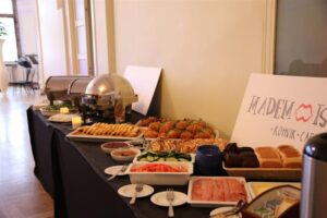 Muusikale keskendumast takistas „Brunchertil“ mure munapudru jahtumise pärast.  