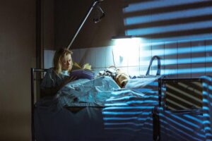 Emma (Evelin Võigemast) elas oma elu lahedamaid aastaid. Nüüd on ta võõrutusravikliinikus. 