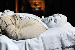 Lõuna-Aafrika Vabariigi lavastaja Brett Bailey toob lavastusega „Näitus B“ vaatajate ette julge taasesituse sada aastat tagasi Norras korraldatud orjanäitusest. 