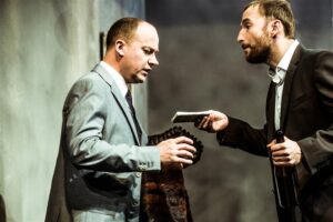 Märt Avandi (paremal) seelikukütt Gilbert Bodley määrab suuresti lavarütme, roll on tulvil vilkaid üleminekuid meeleolust teise. Tema perfektsionistist äripartneri ja saamatuvõitu suhtleja Arnold Crouchi rollis on Tambet Seling temale omaselt maitsekas ja napp. 