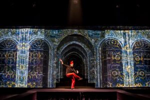 Lavakujundus ja tehnilised lahendused loovad ohtraid võimalusi vaatemängulisteks stseenideks, kus publikule pakutakse idamaiste kuningalosside ja turutänavate projektsioone lavasügavusse viivatel seintel.