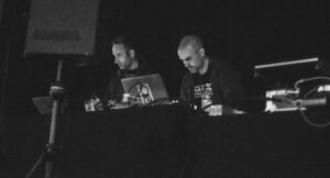 Autechre’i etteaste toimus pilkases pimeduses, ainsaks visuaalseks sisendiks kaks vaevuaimatavat inimfiguuri õrnalt helendavate masinate kohal.