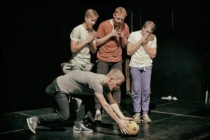 Priit Pius, Tõnis Niinemets, Ott Kartau ja Kait Kall hüppavad lavastuses „Kummi T“ rollist rolli.