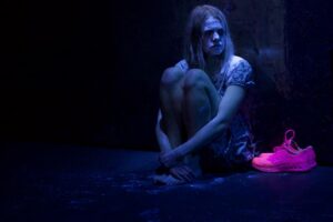 Rea Lesta tumma Kattrini roll on ühtpidi väline märk, vaikiv sümbol sõjakoleduste ja kiivas inimsuhete kajastuseks. Kuid ta ei jää sellesse joonisesse püsima, vaid suudab selle täita seestpoolt tulvava psühholoogilise sisuga.