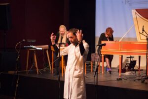 „Hullunud Tartu“ korraldaja Jaan Malin kannab endas dadaistlikku vaimsust. Seekord esitas ta häälutusi koos Una Corda muusikutega.