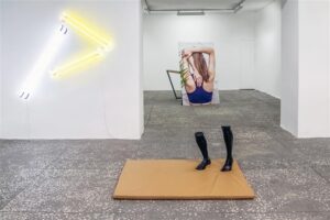 Pakui Hardware’i installatsioon kutsub mööduja Tallinna Linnagaleriisse sisse astuma, olgugi et esmapilgul pole päris selge, kas tegemist on spordisaali, poe või näitusega.