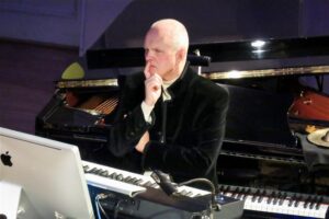 Ehkki noot oli kirja pandud, võis aimata, kuidas autor terve kontserdi iga heli pingsalt kuulas. 