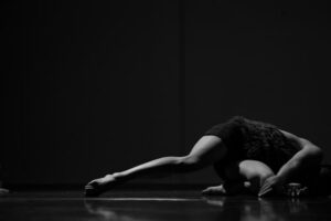 Koreograaf ja tantsijad on loonud „Genesis remiksiga“ ruumi, kus unenäod on käsikäes reaalsusega.