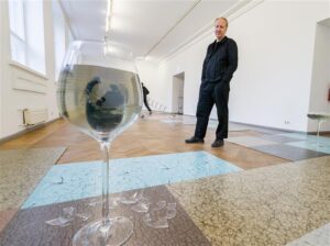 Kęstutis Kuizinas Tallinna Kunstihoones taani kunstniku Nina Beieri hõrgu ruumiinstallatsiooni taustal.