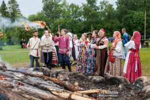 Vene noored jaanitulel Vanamõisas.