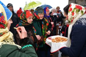 Folkloorinõukogu vastlapäeva toitude pakkumine. 