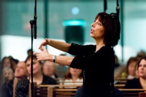 Üks kontserdi „Veel“ kunstilisi juhte Ingrid Kõrvits Tallinna muusikakeskkooli noortekoori ees. 