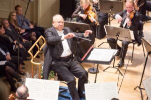 Neeme Järvi jätkab 2020. aastani ERSO peadirigendina. Fotol juhatab ta Richard Straussi süiti „Kodanlasest aadlimees“. 