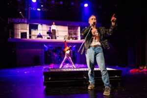 Eesti Draamateatri „Väljaheitmine ehk Ühe õuna kroonika“ on odüsseia vihasest noorest mehest (Kristo Viiding), kes rändas koos teiste saatusekaaslastega 1990. aastatel Londonisse õnne otsima.