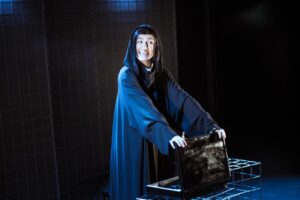 Laura Kalle kurja nõia grimmis spinndoktori dr Spinni rollis.