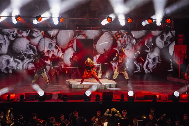 M&uuml;&uuml;tiline duell hea ja kurja vahel