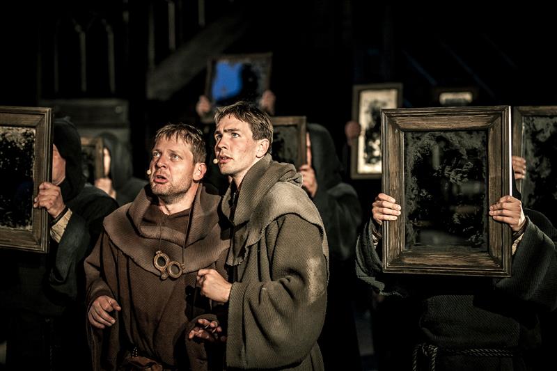 Adso peeglitagusel maal