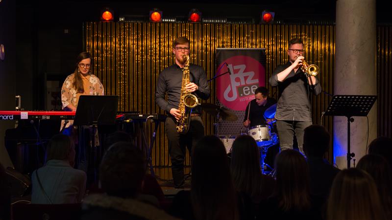 Ühe jalaga minevikus, teisega tulevikus