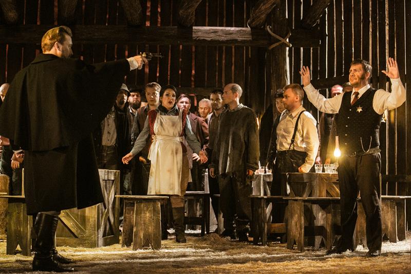 Võrdkülgse armukolmnurgaga miljöölavastus