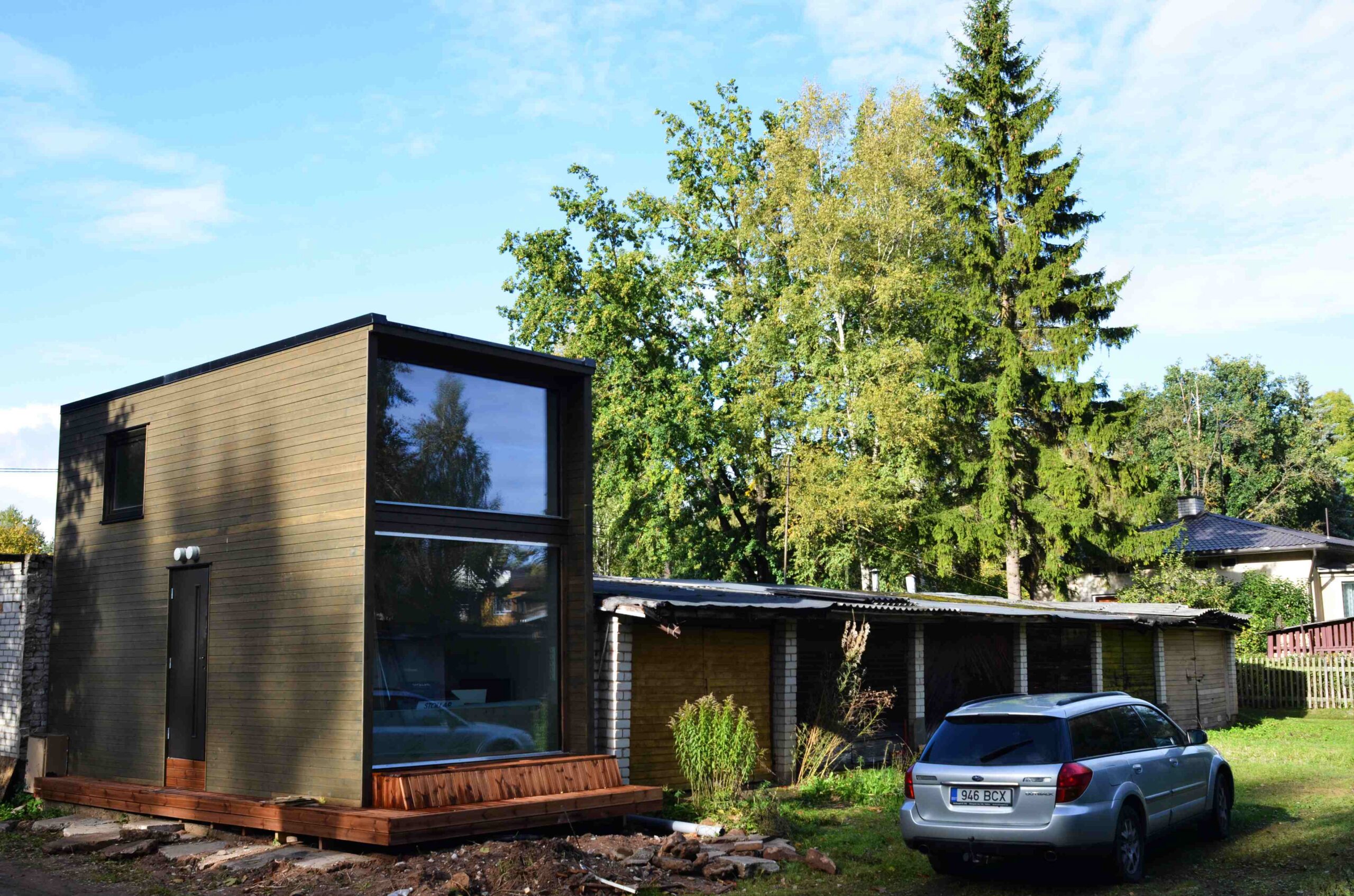 Voronja avab garaažiboksi asemele kerkinud “elamiskastis” Jaak Kikase näituse