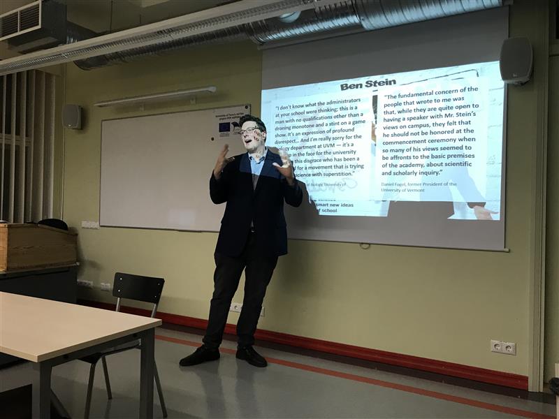 Esinemise summutamine, liberalism ja &uuml;li&otilde;pilased