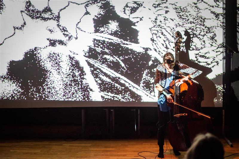 Eks iga&uuml;ks vaatab ise